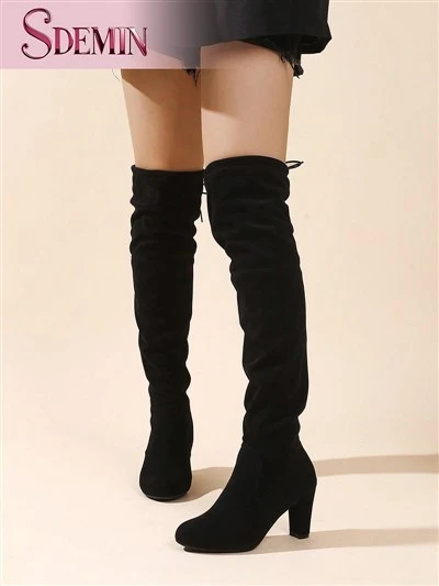 Sepatu Stiletto Hitam Di Atas Lutut